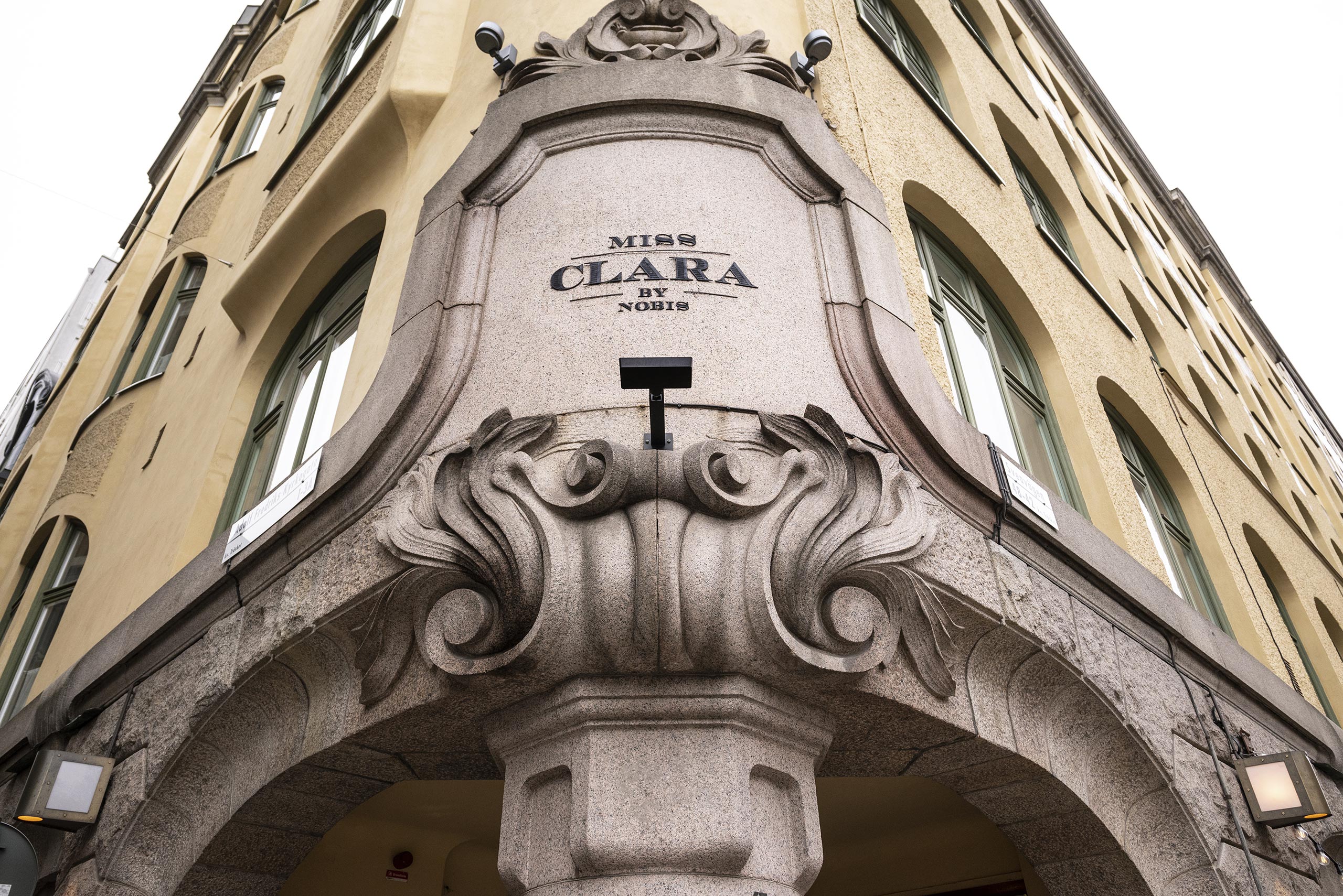 Husfacade med Miss Clara skilt