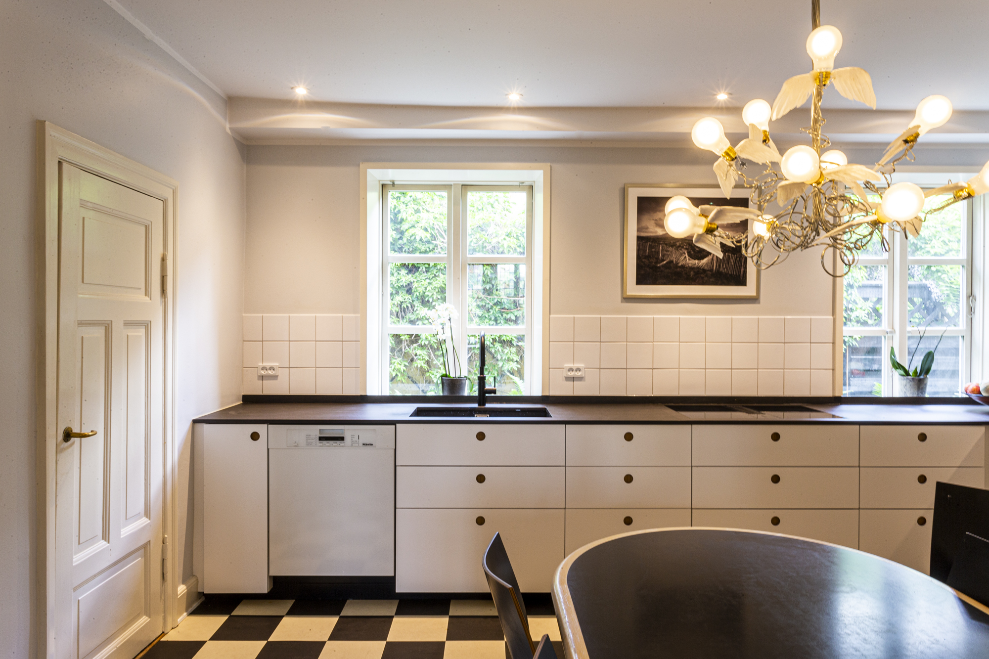 Køkken med hvidt indvendigt vindue og moderne lampe